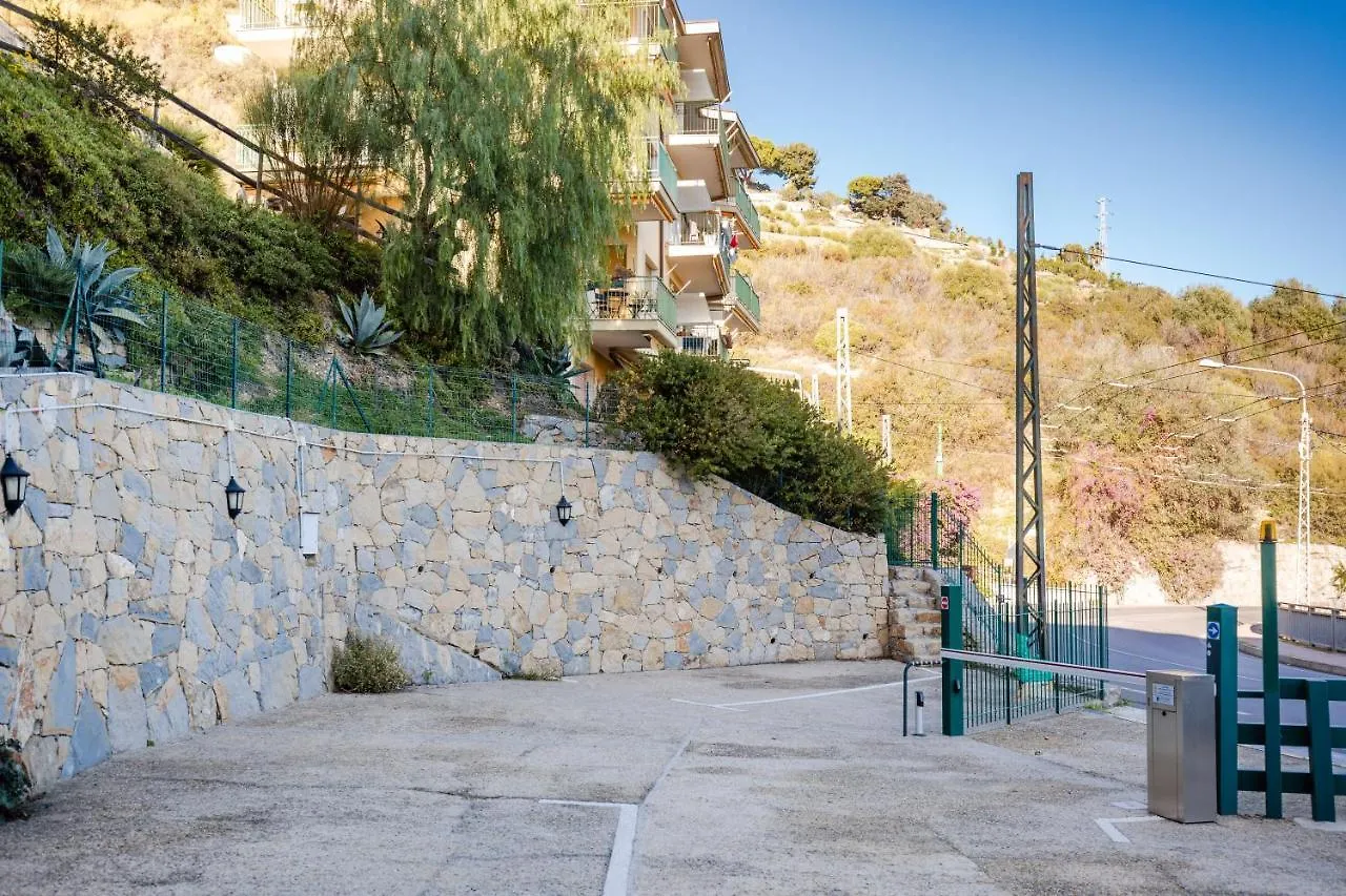 086 - Sunshine Home, 5 Minuti Dalla Spiaggia - Parcheggio Privato Gratis Incluso Ospedaletti 0*,  Italy